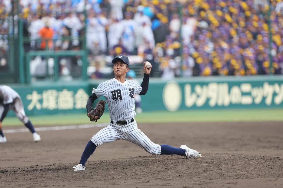 甲子園で好投する池崎（明徳義塾）