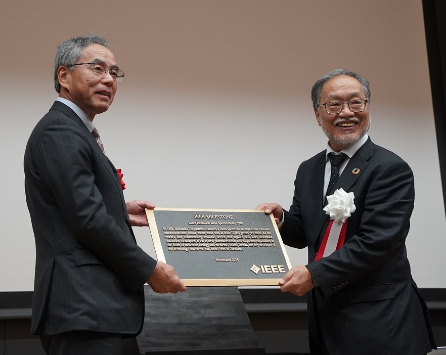 銘板を受け取る山本社長（左）