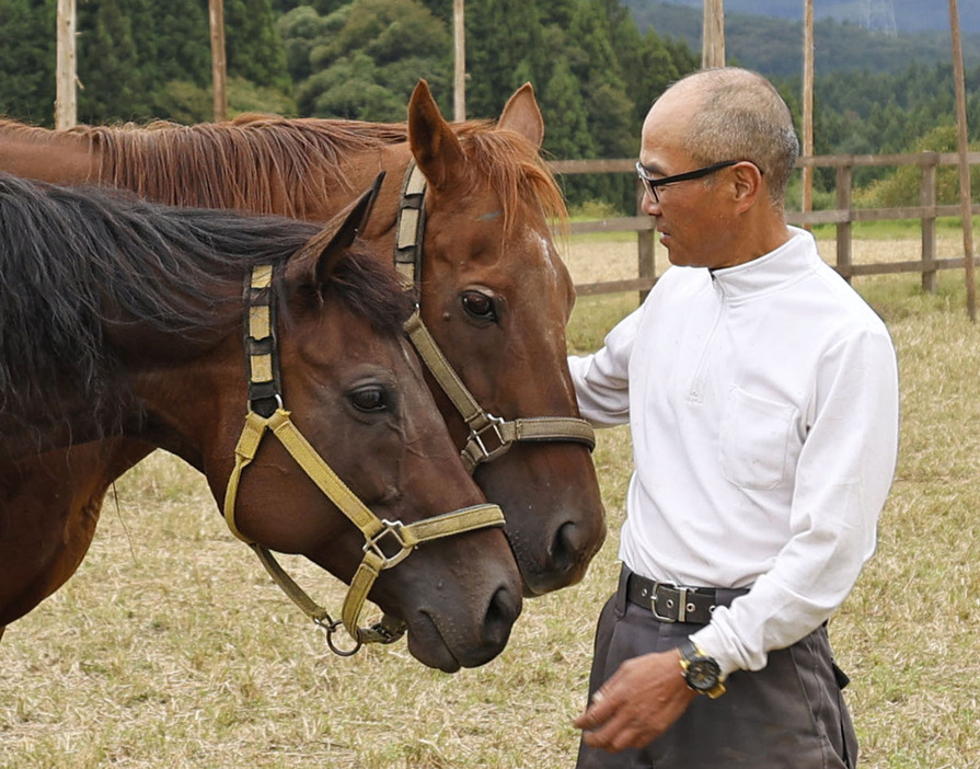 競走馬を引退した2頭の世話をする元調教師の栗林信文さん＝10月3日、福島県鮫川村