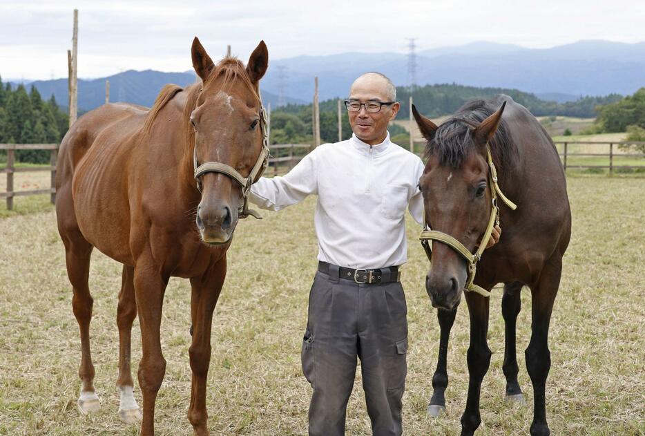 競走馬を引退した2頭の世話をする元調教師の栗林信文さん＝10月3日、福島県鮫川村