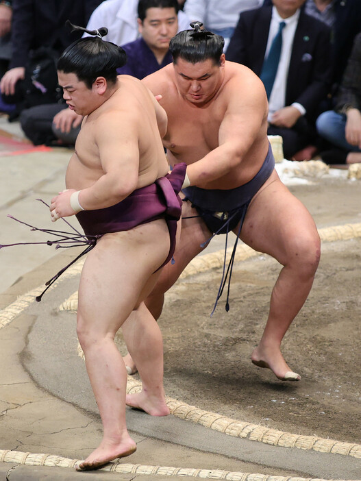 大相撲九州場所３日目。豊昇龍（右）は押し出しで平戸海を下す＝１２日、福岡国際センター