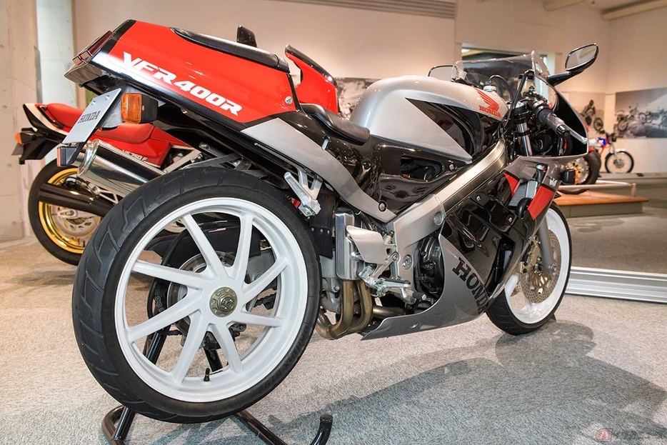 「VFR750R（RC30）」（1987年発売）と近い意匠のセンターロック式のリアホイール。2灯式のテールランプは耐久レーサーの「RVF」を彷彿とさせる