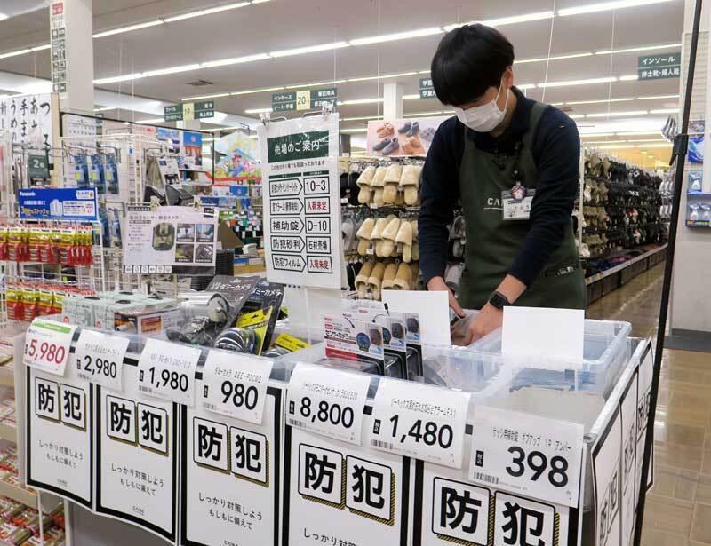 相次ぐ強盗事件で住宅用防犯品の需要が高まり、新設された専用の売り場＝市原市のカインズ市原店