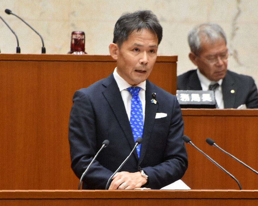 香川県議会の定例本会議で質問する富野和憲県議＝高松市で2024年10月9日午後1時44分、佐々木雅彦撮影