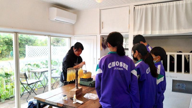 蜜ろうキャンドル制作中の様子