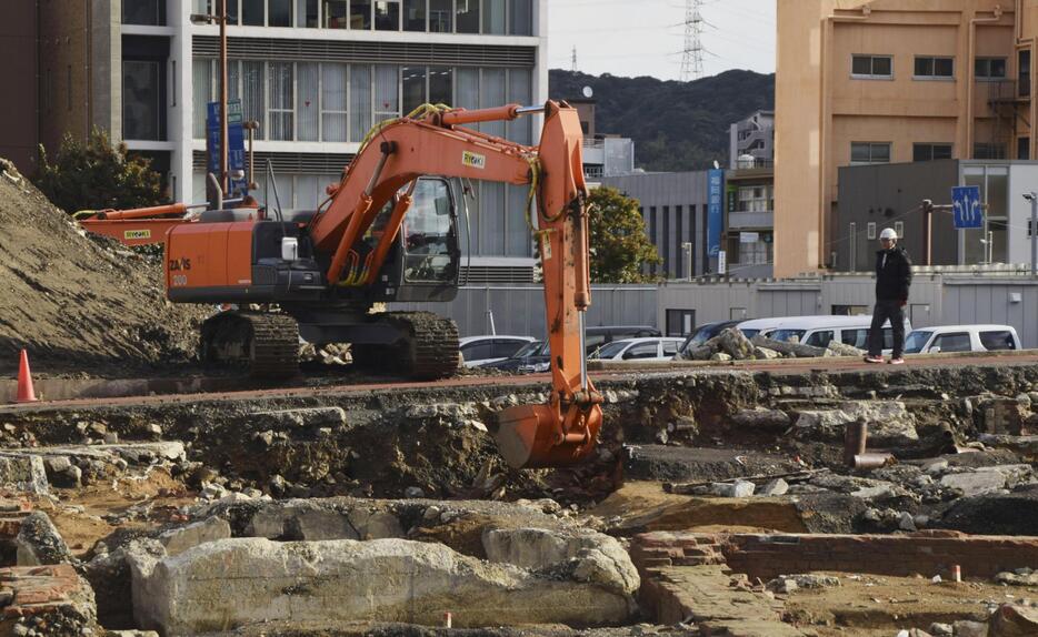 大半を取り壊す工事が始まった、北九州市の初代門司駅遺構＝28日午前