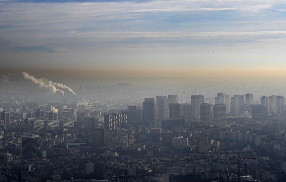 仏パリを覆うスモッグ（2016年12月9日撮影、資料写真）。【翻訳編集】 AFPBB News