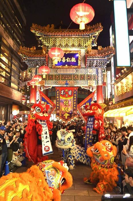 日本一を祝って披露された獅子舞＝４日、横浜市中区の横浜中華街