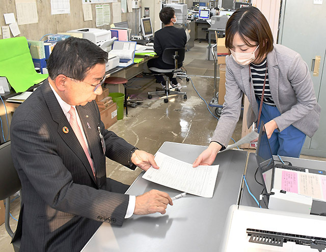 「書かない窓口」の仕組みを事前体験する佐藤洋樹市長（左）＝寒河江市役所