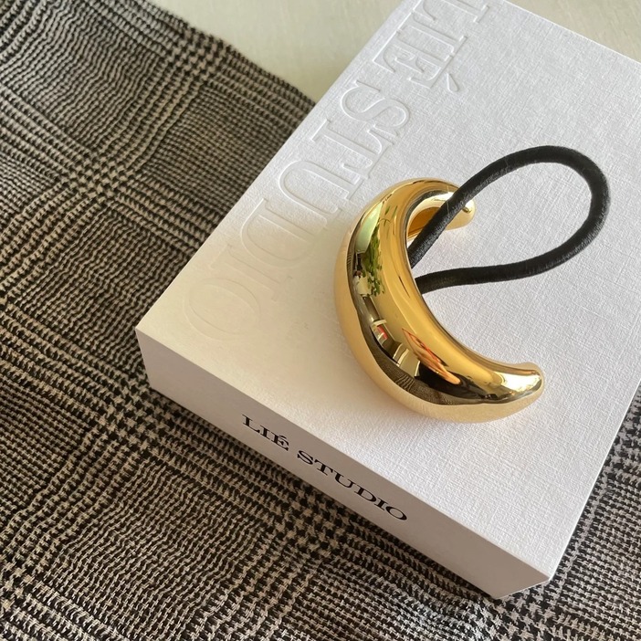 THE THEA HAIR TIE(GOLD) ￥23100　替えのゴムもセットになっていました