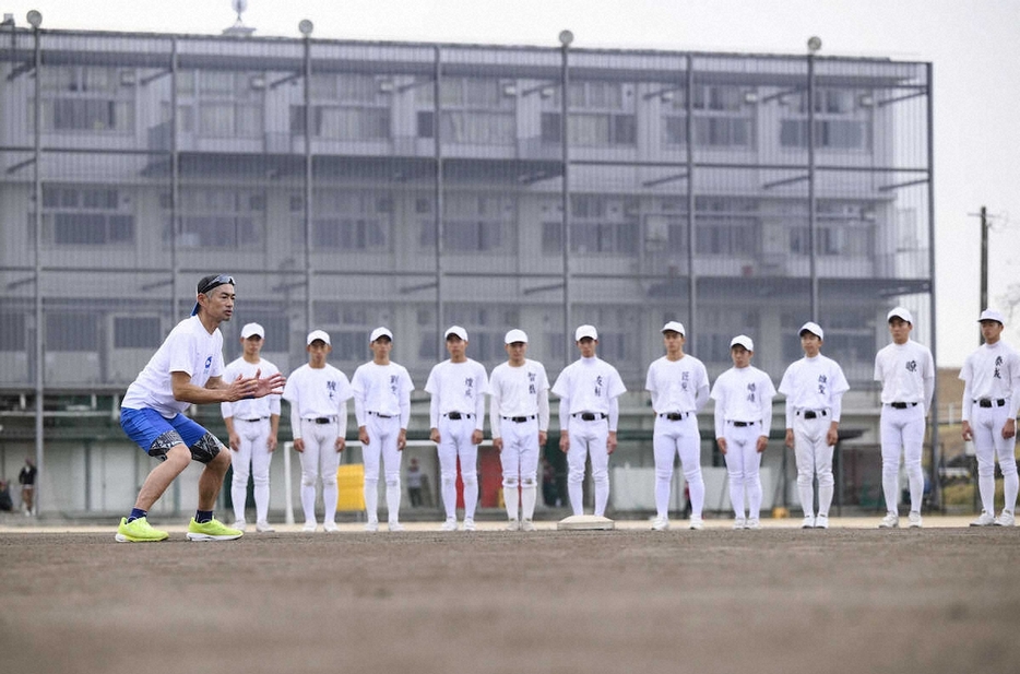 岐阜高校を訪れ野球部員を指導するイチローさん（代表撮影）