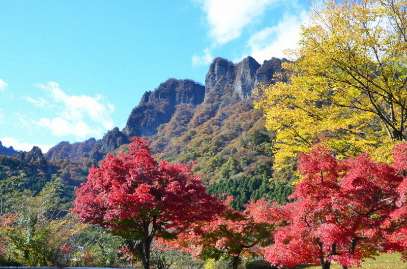 紅葉が見ごろを迎えた妙義山＝群馬県富岡市妙義町の妙義山パノラマパークで2024年11月18日午後0時34分、湯浅聖一撮影