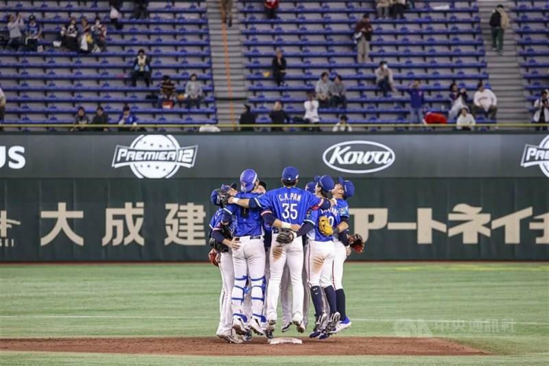 米国に勝利し喜びを分かち合う台湾代表ナイン＝2024年11月22日、東京ドーム