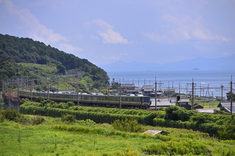 琵琶湖の西側を走る湖西線。琵琶湖の眺めはもちろん、京都駅に向かって右側の比良山地、比叡山の眺望も美しい（近江高島－北小松駅間）