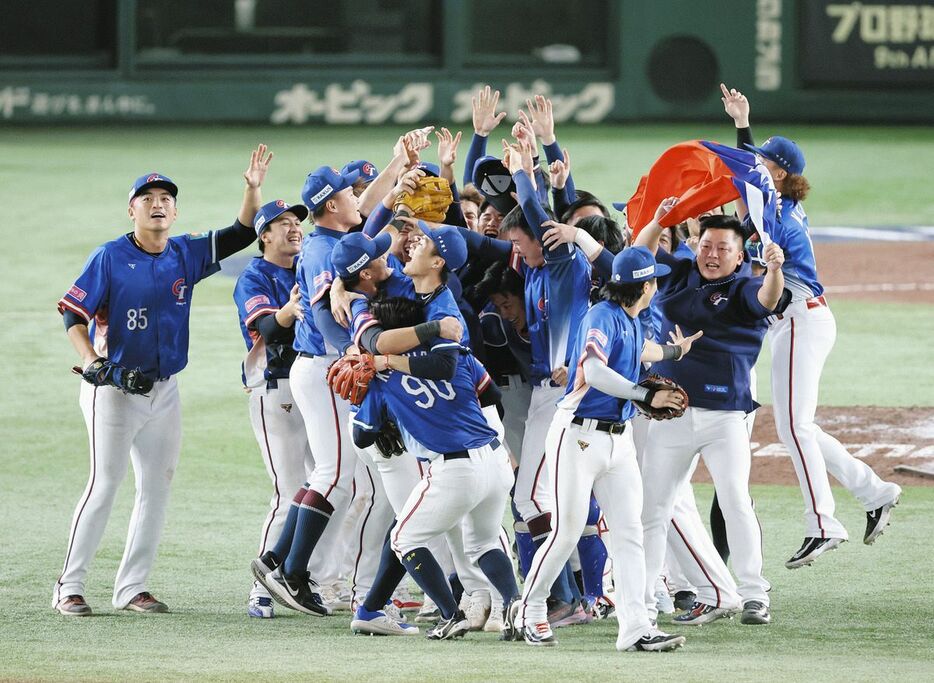 日本－台湾　優勝を決め喜ぶ台湾ナイン