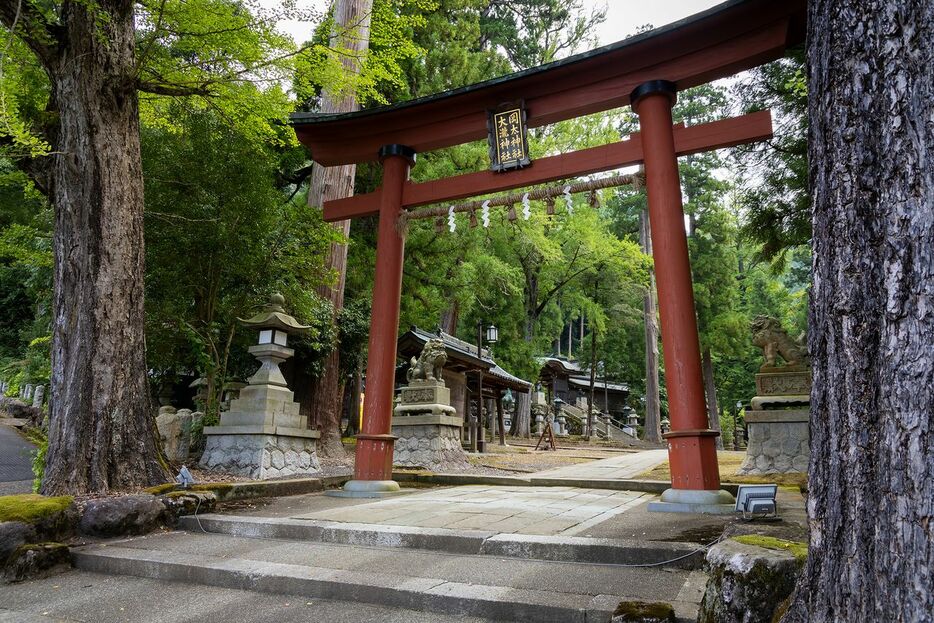 2つの神社の名が並ぶ珍しい鳥居