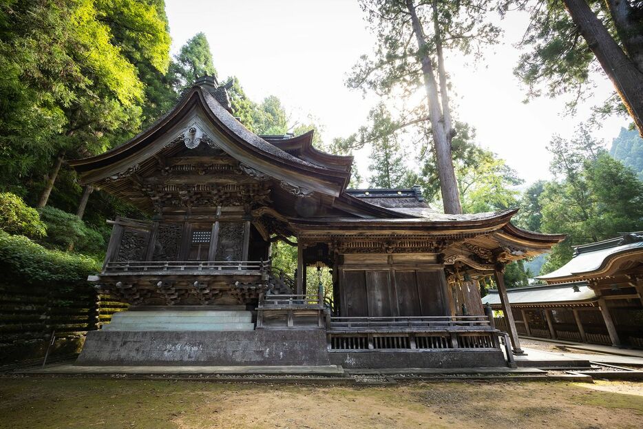 左の建物が本殿で、右が拝殿