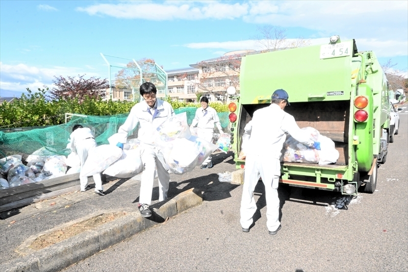 プラスチック類のごみを回収する市職員ら