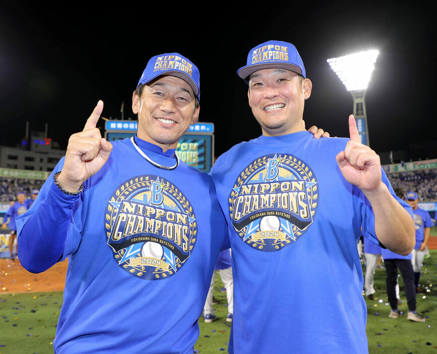 ポーズを決める三浦大輔監督（左）と筒香嘉智（カメラ・義村　治子）