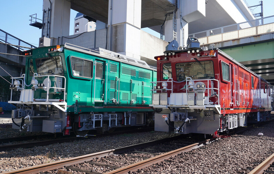 ＪＲ東日本が新幹線の線路点検に活用するモニタリング車「ＳＭＡＲＴ―Ｇｒｅｅｎ（スマートグリーン）」（左）と「ＳＭＡＲＴ―Ｒｅｄ（スマートレッド）」＝２２日午前、東京都北区