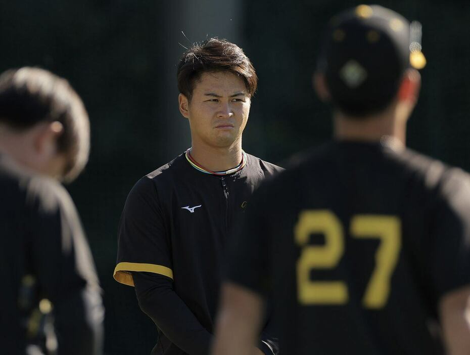 阪神・松原快（中央）が練習に合流＝安芸市営球場（撮影・根本成）