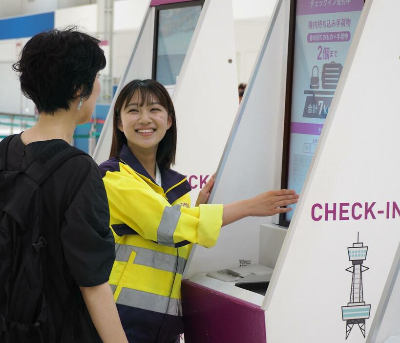 関西空港で旅客対応する地上業務スタッフ＝8月（Peach提供）