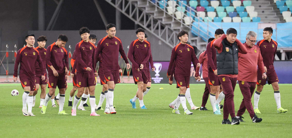 ＜サッカー中国代表練習＞練習に臨むイバンコビッチ監督（右から2人目）と選手たち（撮影・西海健太郎）