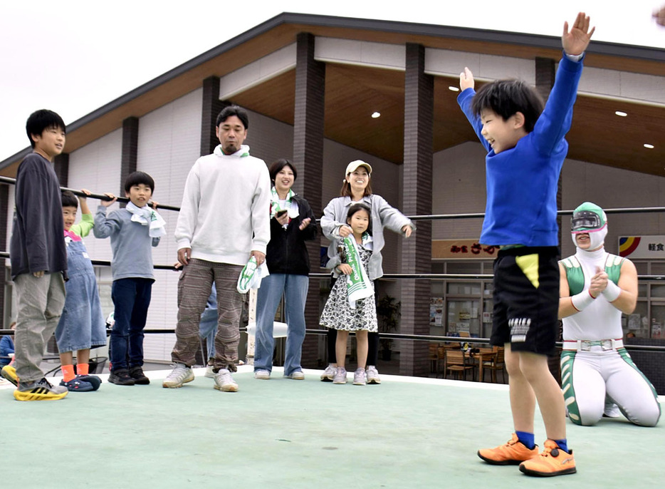 受け身やロープワークなどを学んだ小学生プロレス教室