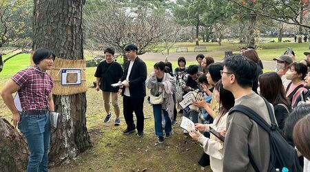 別府公園を会場にする謎解きゲームに一緒に挑戦する芸人・青木マッチョと参加者たち（筆者撮影）