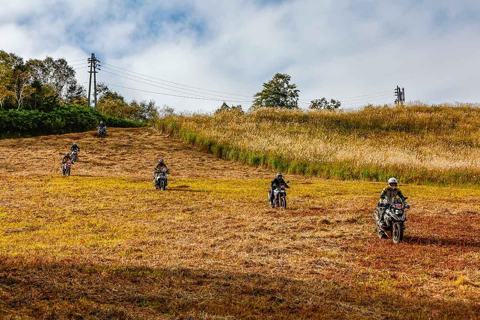 バイクに乗ってスキー場のゲレンデを下りるという経験は、一般的なバイクライフではなかなか堪能できないだろう（写真＝大谷耕一）