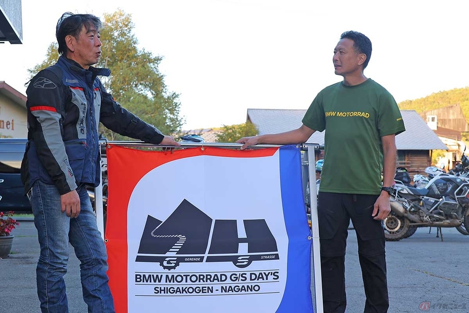 『BMW MOTORRAD G／S DAY'S 2024』の事務局代表を務める齋藤栄治さん（右）と、体験取材を通してこのイベントの素晴らしさを実感した筆者（左／中村友彦）