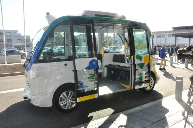 西都市で市街地運行の実証実験が始まった自動運転電気自動車（ＥＶ）バス＝２５日午前、西都市役所前