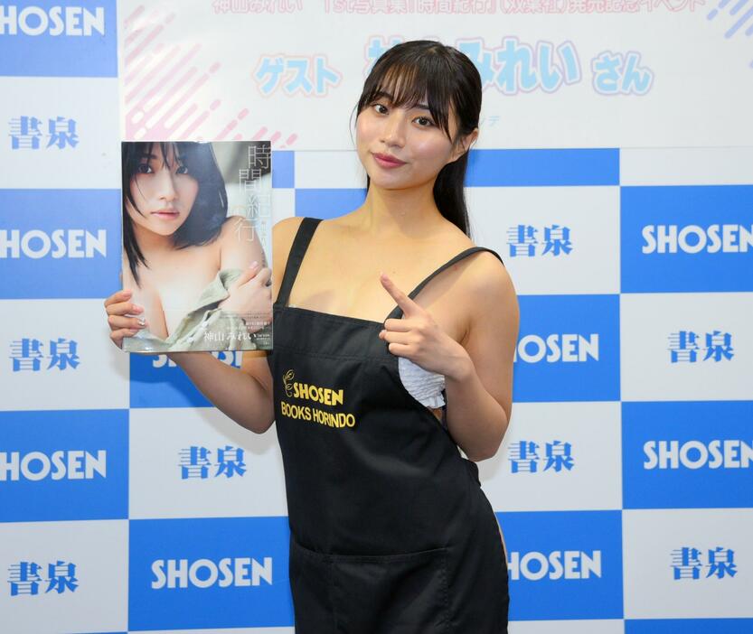 「神山みれい1st写真集『時間紀行』」の発売記念イベントに登場した神山みれいさん