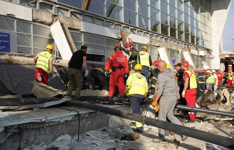 駅の屋根の崩落現場で活動する救助隊＝1日、セルビア北部ノビサド（セルビア内務省提供・ゲッティ＝共同）