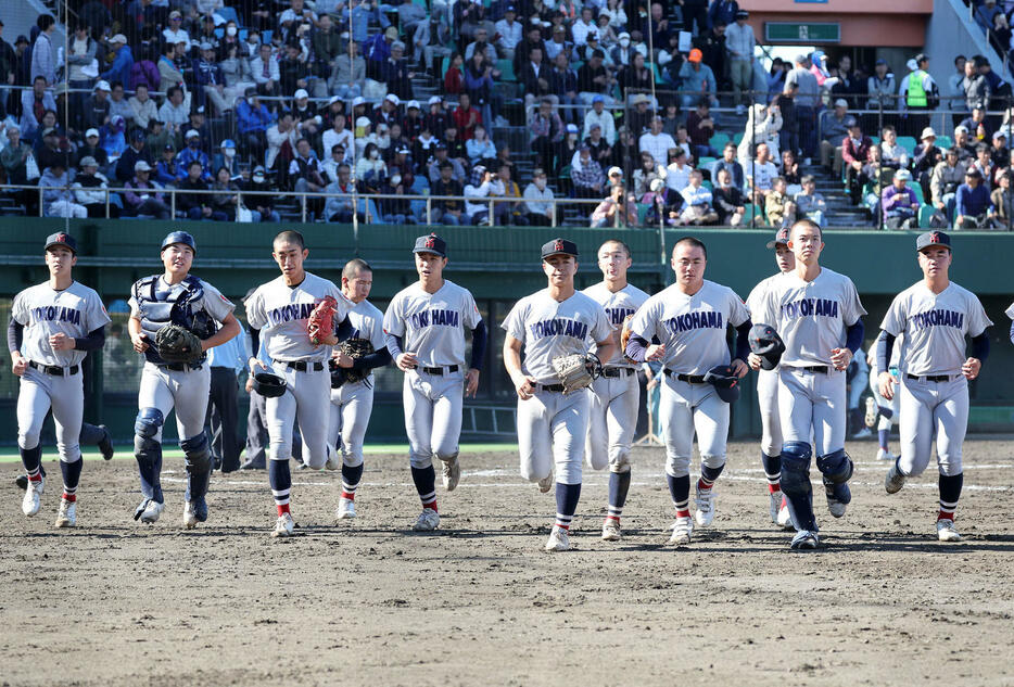 浦和実対横浜　勝利し応援席にあいさつに向かう横浜の選手たち（撮影・鈴木正人）