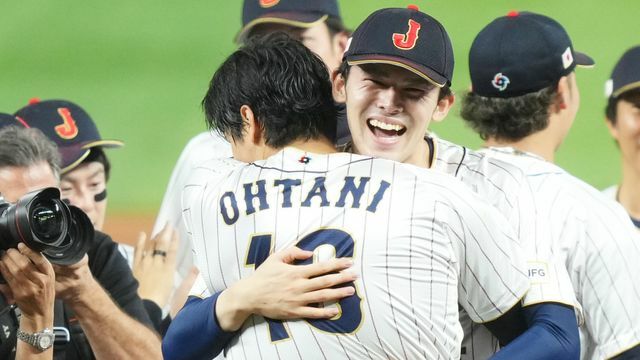 大谷翔平選手と笑顔で抱き合う佐々木朗希投手(写真：日刊スポーツ/アフロ)