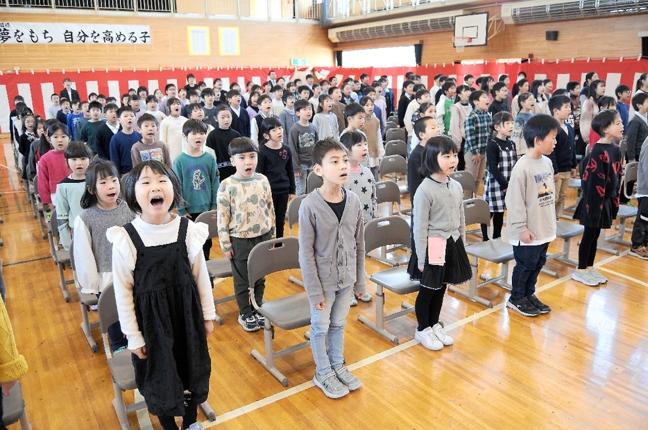 校歌を斉唱し学びやの節目の年を祝う児童