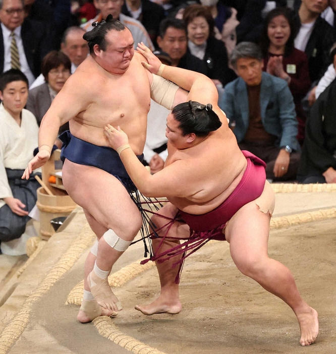 ＜大相撲九州場所10日目＞宝富士（左）を押し出しで下す御嶽海（撮影・椎名　航）