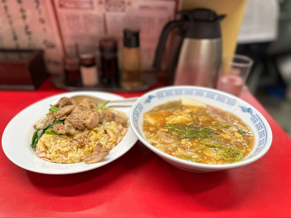 左「肉盛りチャーハン」1100円、右「半ターローメン」850円