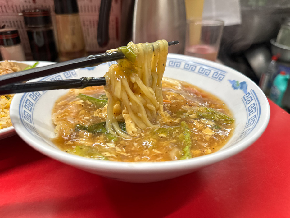 とろみ餡が最後まで麺に絡みつきます