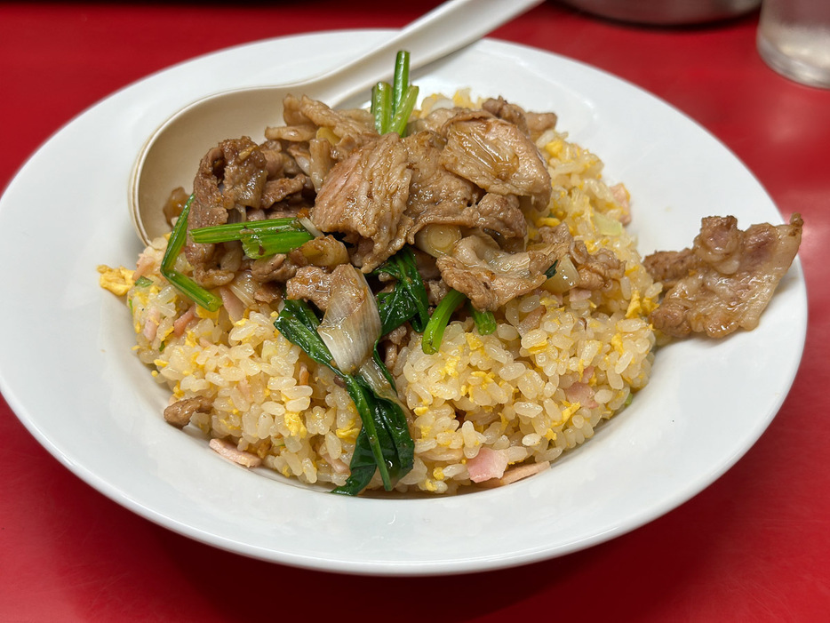 「肉盛りチャーハン」1100円