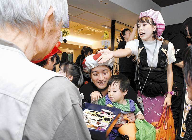 イベントでは、入居者の高齢男性から子どもたちがお菓子をもらう場面もあった（川崎市の「フロール元住吉」で）