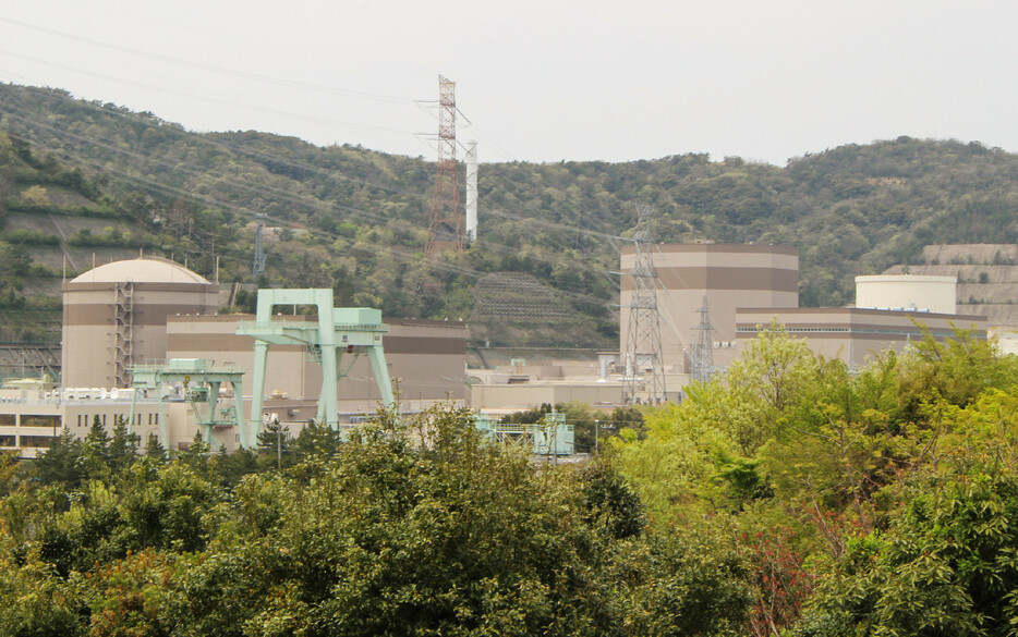 日本原子力発電敦賀原発２号機（福井県敦賀市）の新規制基準への適合性審査について、原子力規制委員会は１３日、不適合とすると正式決定した。写真は、敦賀１号機（左）と２号機（右）＝２０１７年４月２０日撮影