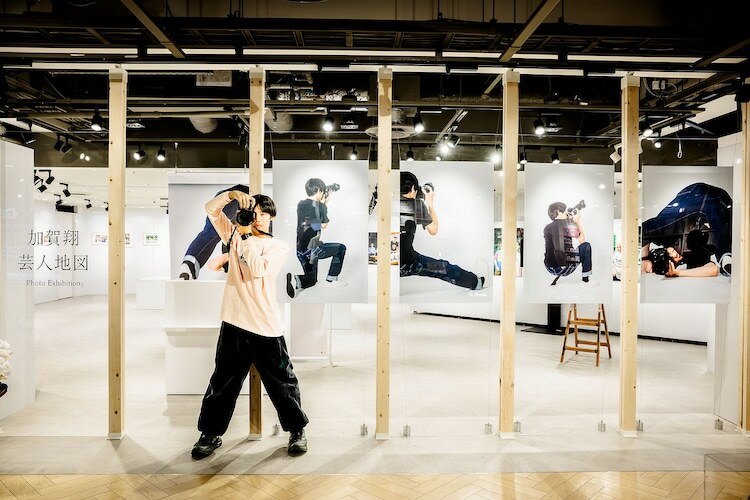 「加賀翔 芸人地図 Photo Exhibition」を訪れたかが屋・加賀