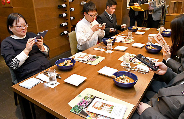 やまがた野菜を使ったスープカレーなどを試食したオープニングイベント＝山形市