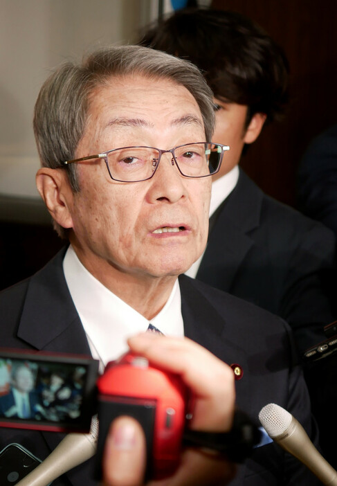 会合後、記者団の取材に応じる自民党の石田真敏・政治改革本部作業部会座長＝１５日午後、東京・永田町の同党本部