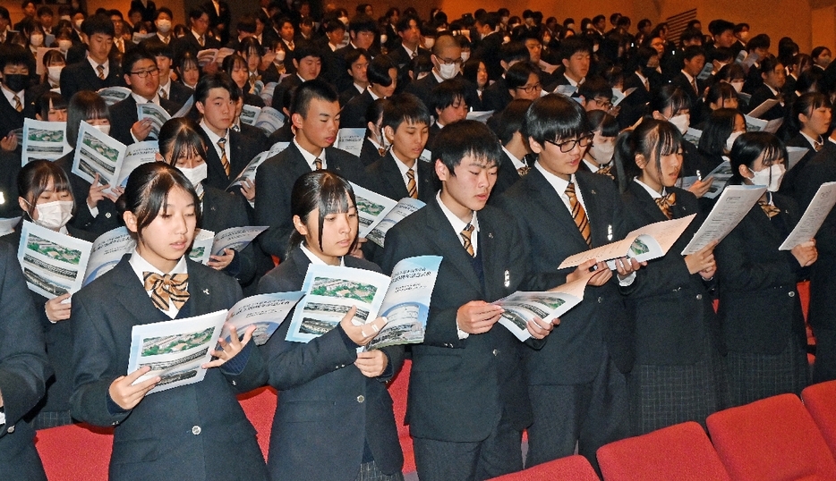 式典でさらなる飛躍を誓って校歌を斉唱する生徒＝20日、久慈市