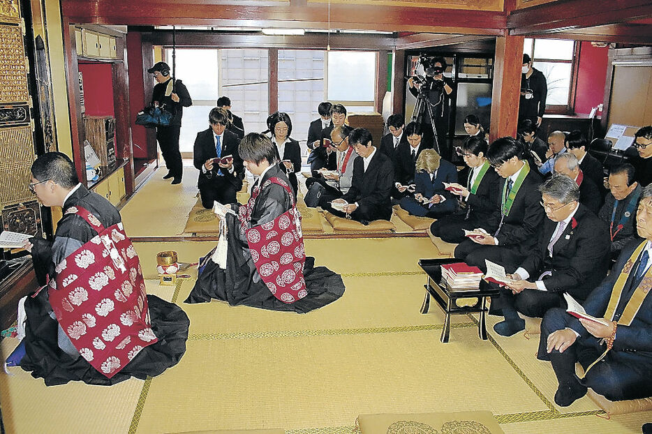 学生が住民に感謝を伝えた報恩講＝白山市白峰