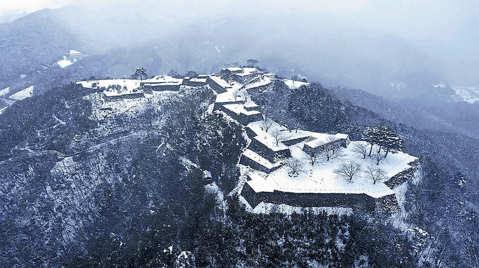 雪が降り積もった冬の竹田城跡（兵庫県朝来市で）＝朝来市観光協会提供