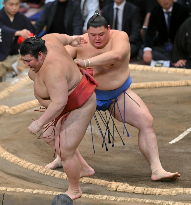 大の里（右）は押し出しで熱海富士を下す＝１４日、福岡国際センター